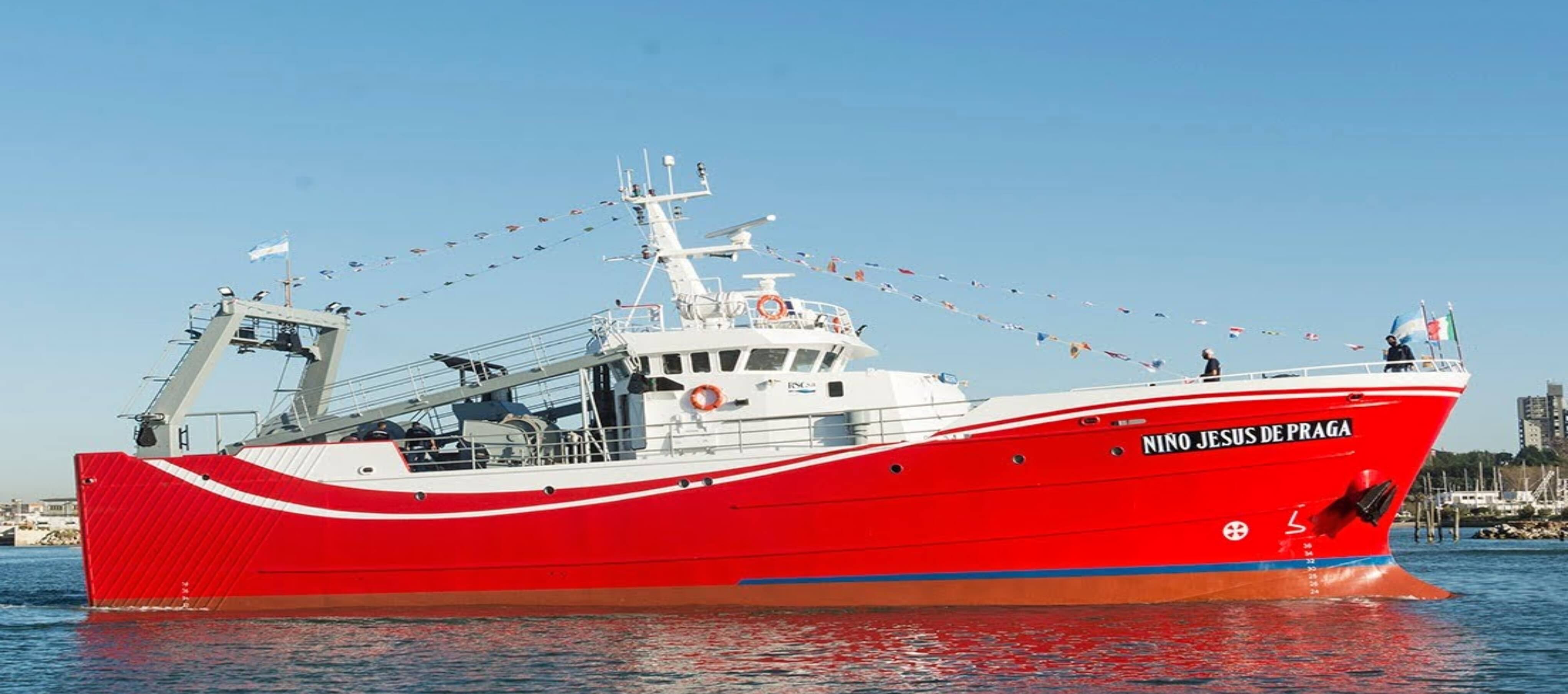 imagen de persona llevando un pescado fresco