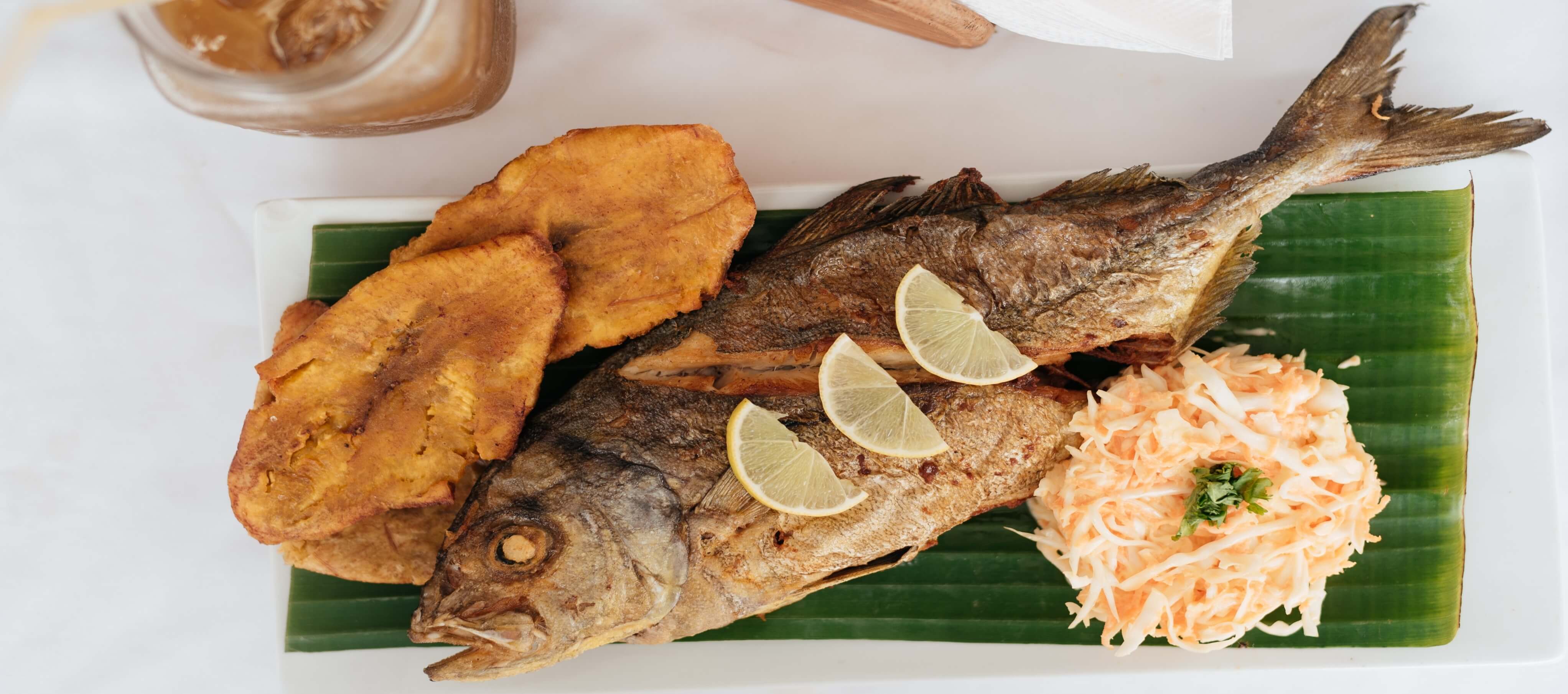 imagen de un pescado servido en un plato